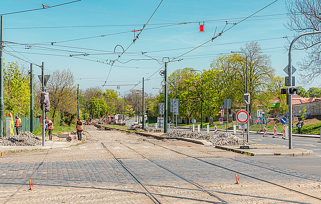 OBRAZEM: Dělníci rozšiřují exponovanou zastávku u Hradu, koleje posunuli o kus níž