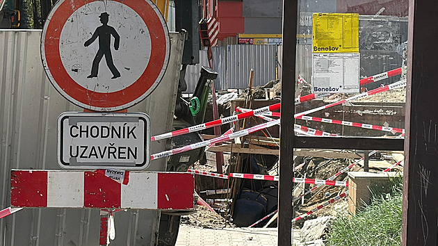 Hasiči hodiny zachraňovali z výkopu zavaleného dělníka. Je v kritickém stavu