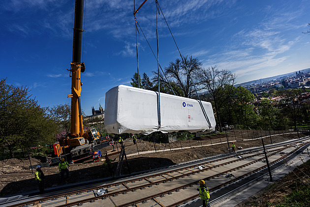Lanovka na Petřín se při testech částečně odhalila, skrývá už jen to nejdůležitější