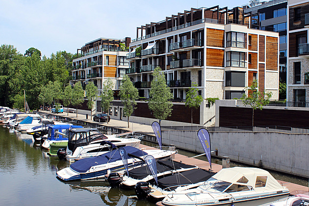 Enklávy bohatých se v Praze uzavírají, chudší se smiřují s periferií, uvádí analýza