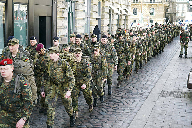 Německo zvažuje návrat povinné vojenské služby. Chybějí mu desítky tisíc vojáků