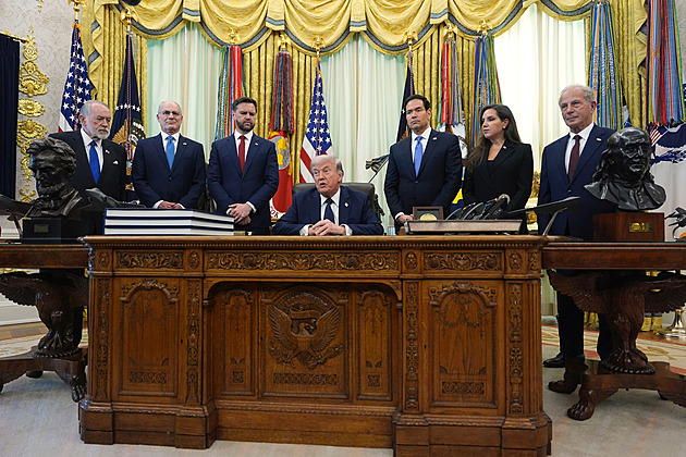 „Máme trumfy v ruce, 18 hodin tam nepoletíte.“ Trump zrušil cestu vyjednavačů