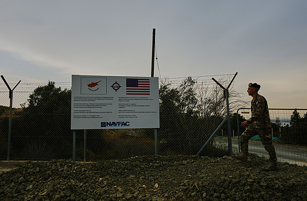 Klíčový bod pro evakuační operace. Kypr zmodernizuje základny, peníze dají i USA