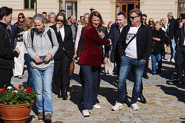 Zahrada Strakovy akademie se opět otevřela veřejnosti, Babiš láká na výstavu