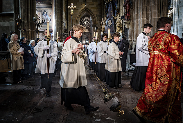 OBRAZEM: Plná katedrála, přišel Okamura či Pavel. Jak vypadal arcibiskupský obřad