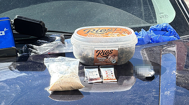 VIDEO: Potřebuju svézt a klidně trubte. Strážník honil prchající auto, stopl si civilistku