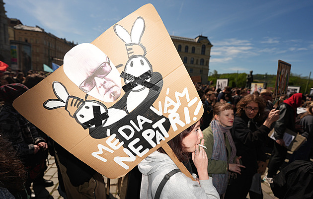 Prahou prošel protest studentů. Oto, pojď ven, bouchali na dveře Klempířova úřadu