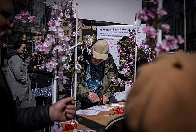 Zamilovaná zastávka na Andělu lákala davy, lidé tu psali vzkazy