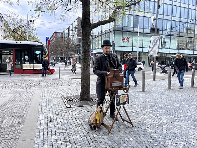 Omílají písně dokola, hrají na kýble, stěžují si místní na Andělu na pouliční umělce