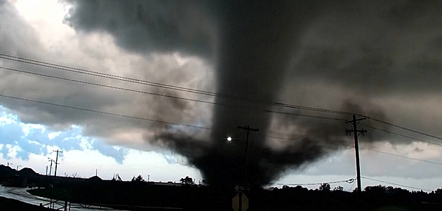 VIDEO: V americkém státu Oklahoma řádilo tornádo. Řada budov je srovnaná se zemí VIDEO: V americkém státu Oklahoma řádilo tornádo. Řada budov je srovnaná se zemí