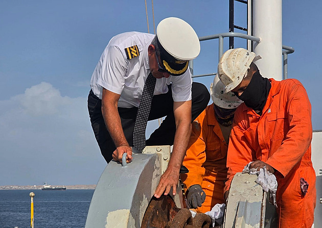 Je to plavba ohnivou koulí. Kapitán tankeru pokračuje v práci i navzdory nebezpečí