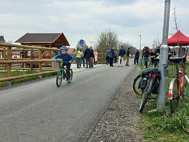 Na trase nechyb� p��st�e�ky nebo d�ev�n� z�bradl�. Denn� ji vyu�ij� des�tky lid�. (duben 2026)