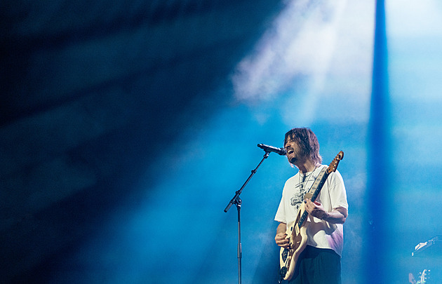 OBRAZEM: Australští Tame Impala koupali vyprodanou O2 arenu ve světlech i zvuku