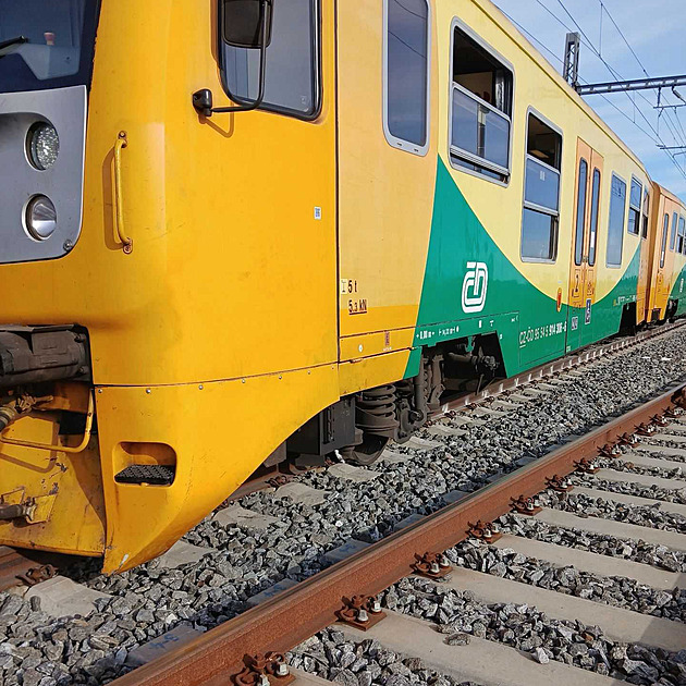 Na Benešovsku vykolejil osobní vlak, provoz na koridoru stojí