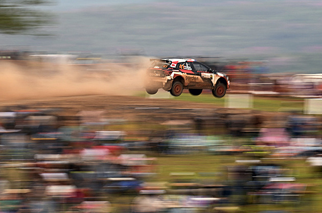 Tragédie při rallye v Argentině. Rotující auto smetlo i diváky, jeden zemřel Tragédie při rallye v Argentině. Rotující auto smetlo i diváky, jeden zemřel