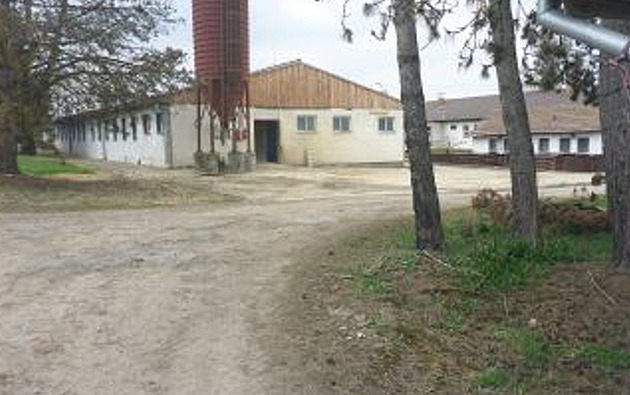 Zlod�j kradl ve voln� p��stupn�m zem�d�lsk�m dru�stvu v Hn�vkovic�ch na lev�m b�ehu Vltavy.