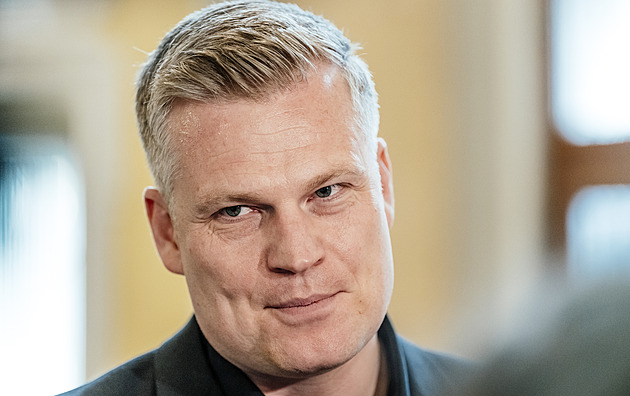 Turek nechce jezdit v autech ministerstva, spoléhá na vlastního řidiče a ochranku