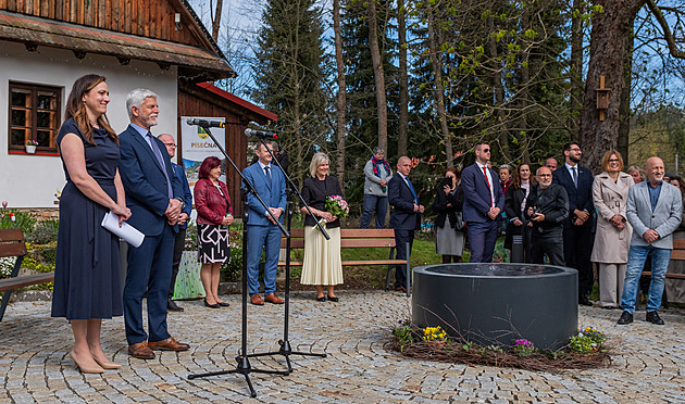Pavel navštívil Vesnici roku. Chceme vás za prezidenta i dál, šeptala mu seniorka