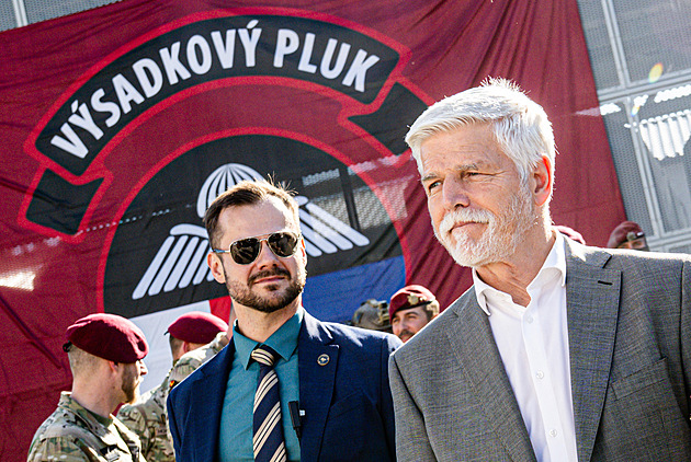 Vážím si toho, že vláda zatím nerozhoduje o mých krajských cestách, rýpl si Pavel