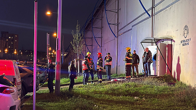 Stanice metra Rajská zahrada a Černý Most jsou uzavřeny kvůli požáru střelnice
