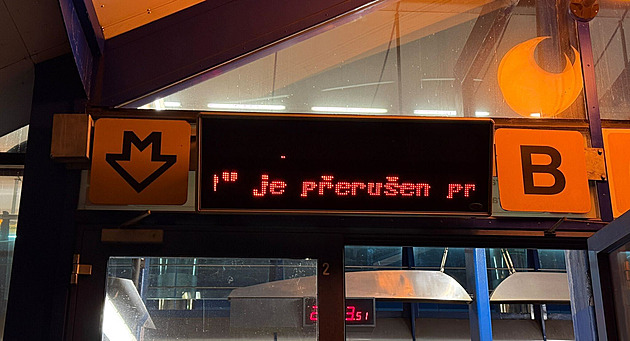 Část linky metra B zastavila technická závada, hodinu jezdily jen autobusy
