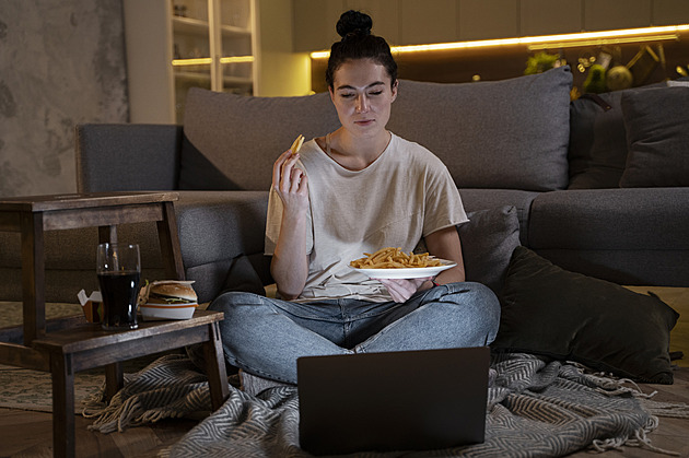 Češi platí tisíce ročně za obsah, který nestíhají sledovat. Jen za Netflix dají pět tisíc Češi platí tisíce ročně za obsah, který nestíhají sledovat. Jen za Netflix dají pět tisíc