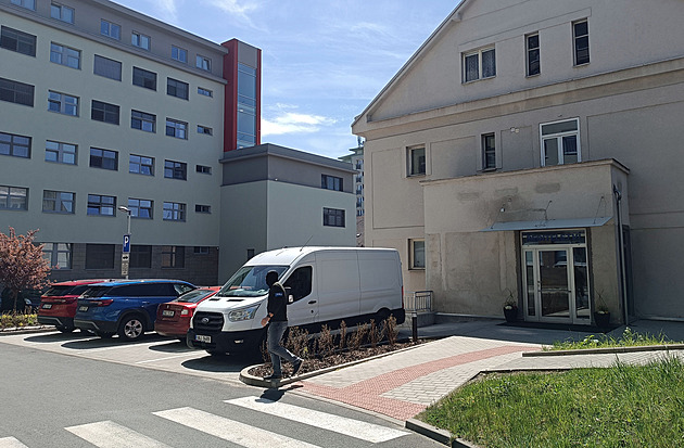 Razie v příbramské nemocnici. Policie zadržela 13 lidí včetně ředitele