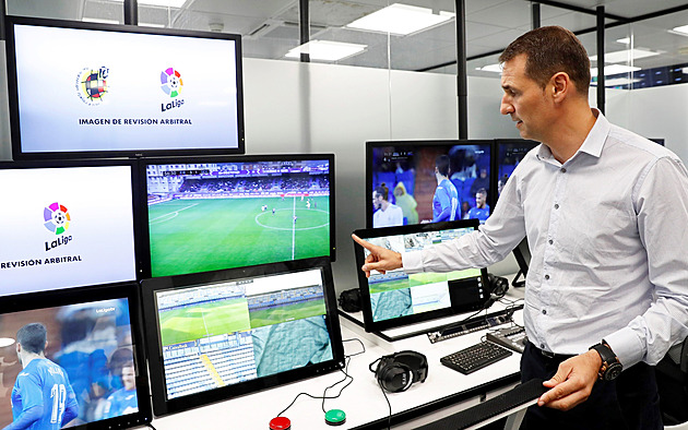 Fotbalovým sudím v Česku bude šéfovat cizinec. Kovaříka nahradí španělský expert Fotbalovým sudím v Česku bude šéfovat cizinec. Kovaříka nahradí španělský expert