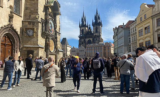 Apoštolové se zastavili, turisté se divili. Smrtkou pak dlouho zvonil orlojník