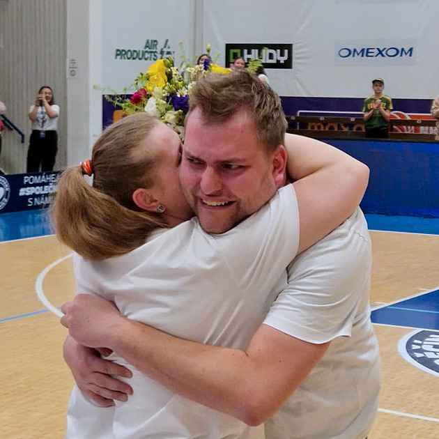 Vezmeš si mě? Děčínský bubeník při největším zápase NBL poklekl