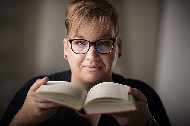 RECENZE: Proč shořel tenhle táta? Hanišová jako vypravěčka ztratila hloubku