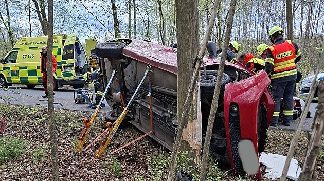 Zrádné předjíždění. Řidič nepřežil po kolizi s odbočujícím autem náraz do stromu