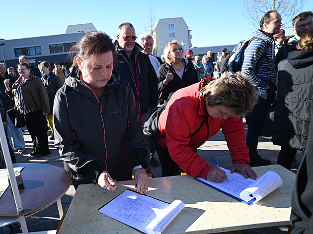 Dvě stě lidí ve Zlíně protestovalo proti fotovoltaice, podepisují také petici
