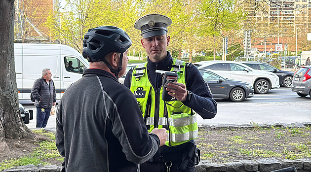 Skoro sto lidí přecházelo na červenou. Policie v Praze rozdala chodcům pokuty Skoro sto lidí přecházelo na červenou. Policie v Praze rozdala chodcům pokuty