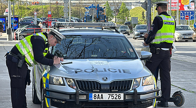Skoro sto lidí přecházelo na červenou. Policie v Praze rozdala chodcům pokuty