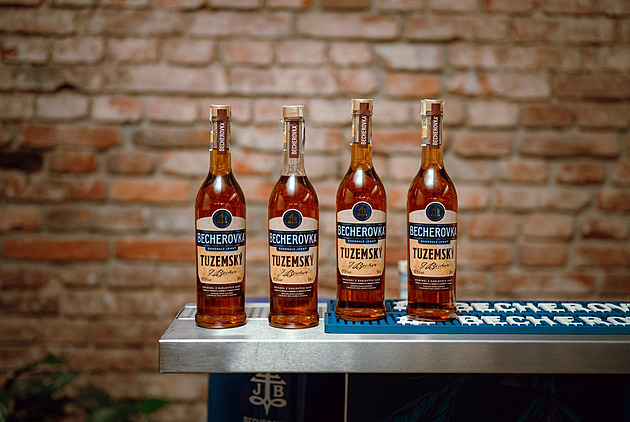 Becherovka vstupuje na trh s tuzemáky. Posiluje v nejoblíbenější kategorii