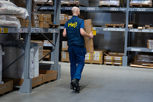 IKEA testuje sedmimílové boty. Pomáhají skladníkům ve vyřizování objednávek