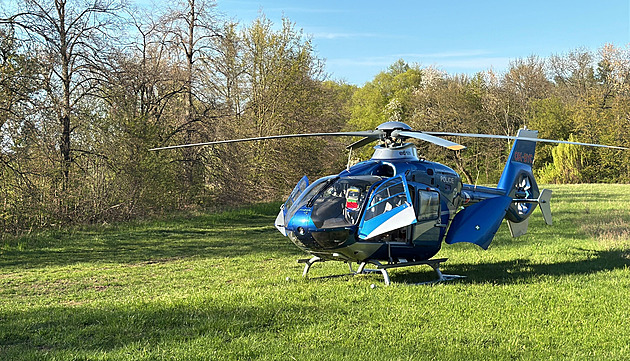 V Cholupicích se převrátil domíchávač s betonem, zraněného řidiče museli vyprostit