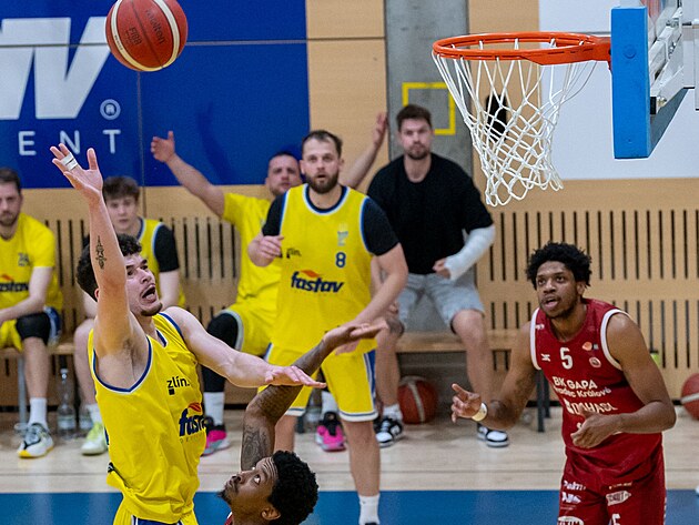 Basketbol: Brno Děčín'i yendi, Hradec play-off'ta Zlín'i yendi