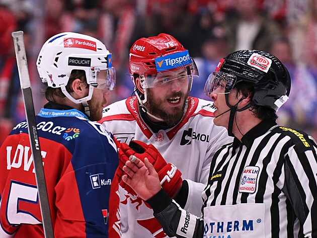 Extraliga finali: Třinec ilk puanı alırken, Pardubice uzun süre liderliğini sürdürdü