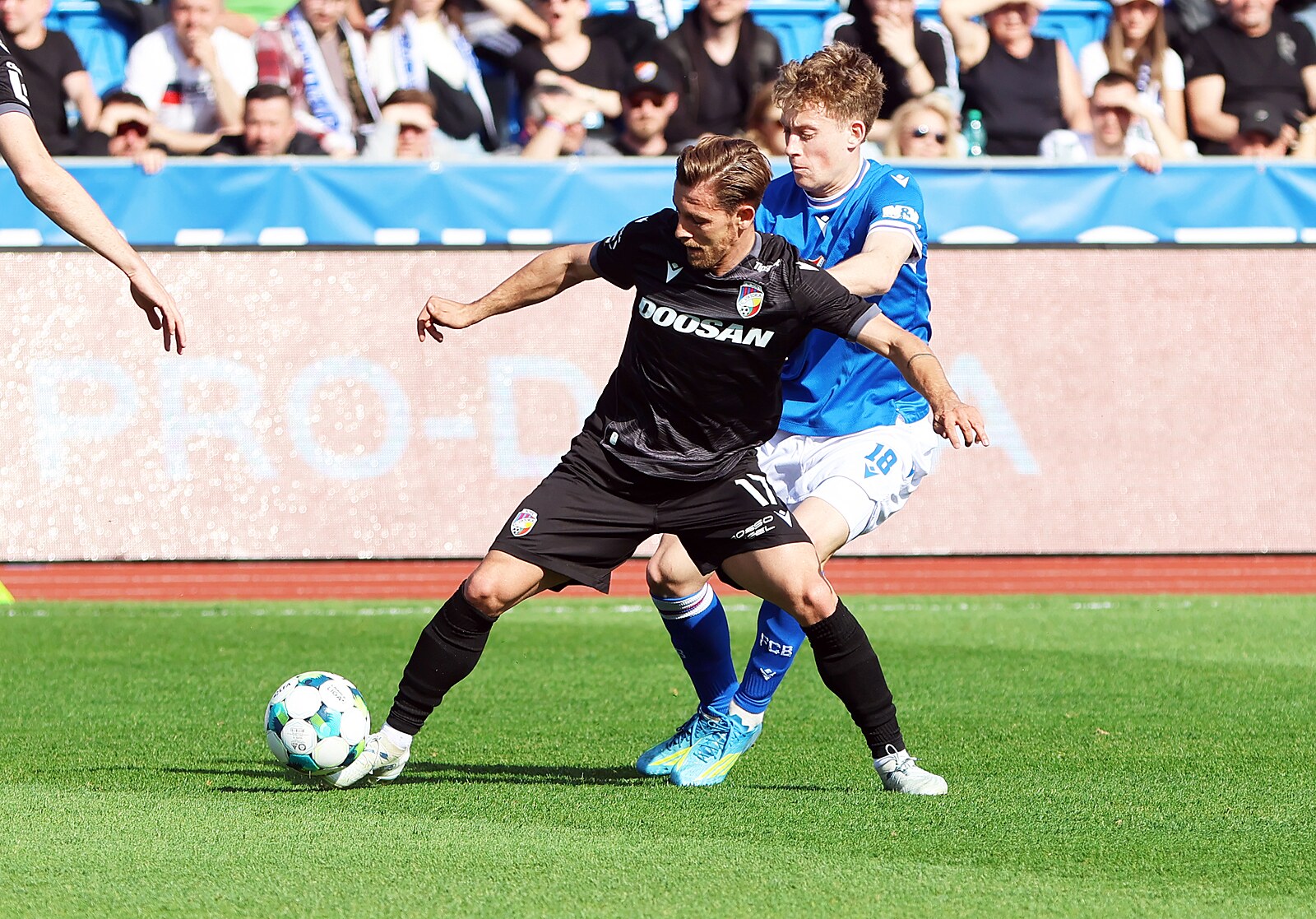 Zatřáslo to s námi, říkal Hyský o zranění fanouška. Zápas s Baníkem nazval válkou