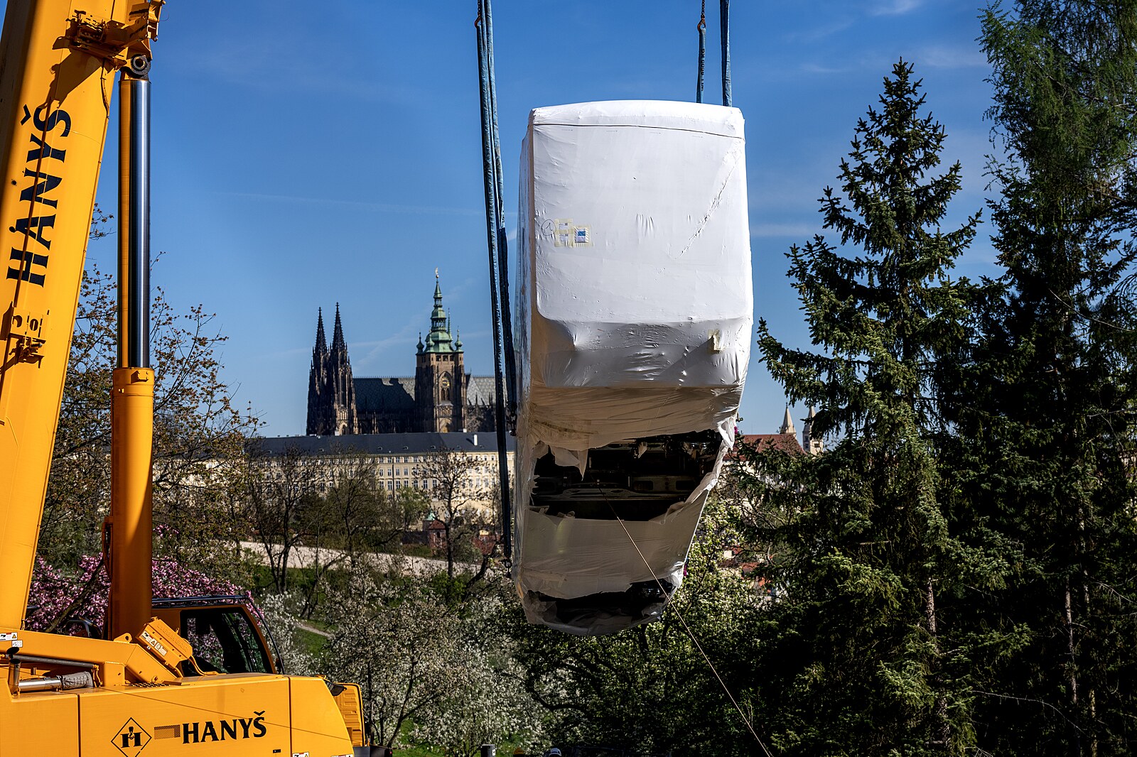 Vozy petřínské lanovky už sedí na kolejích. Připadají mi maličký, smála se autorka