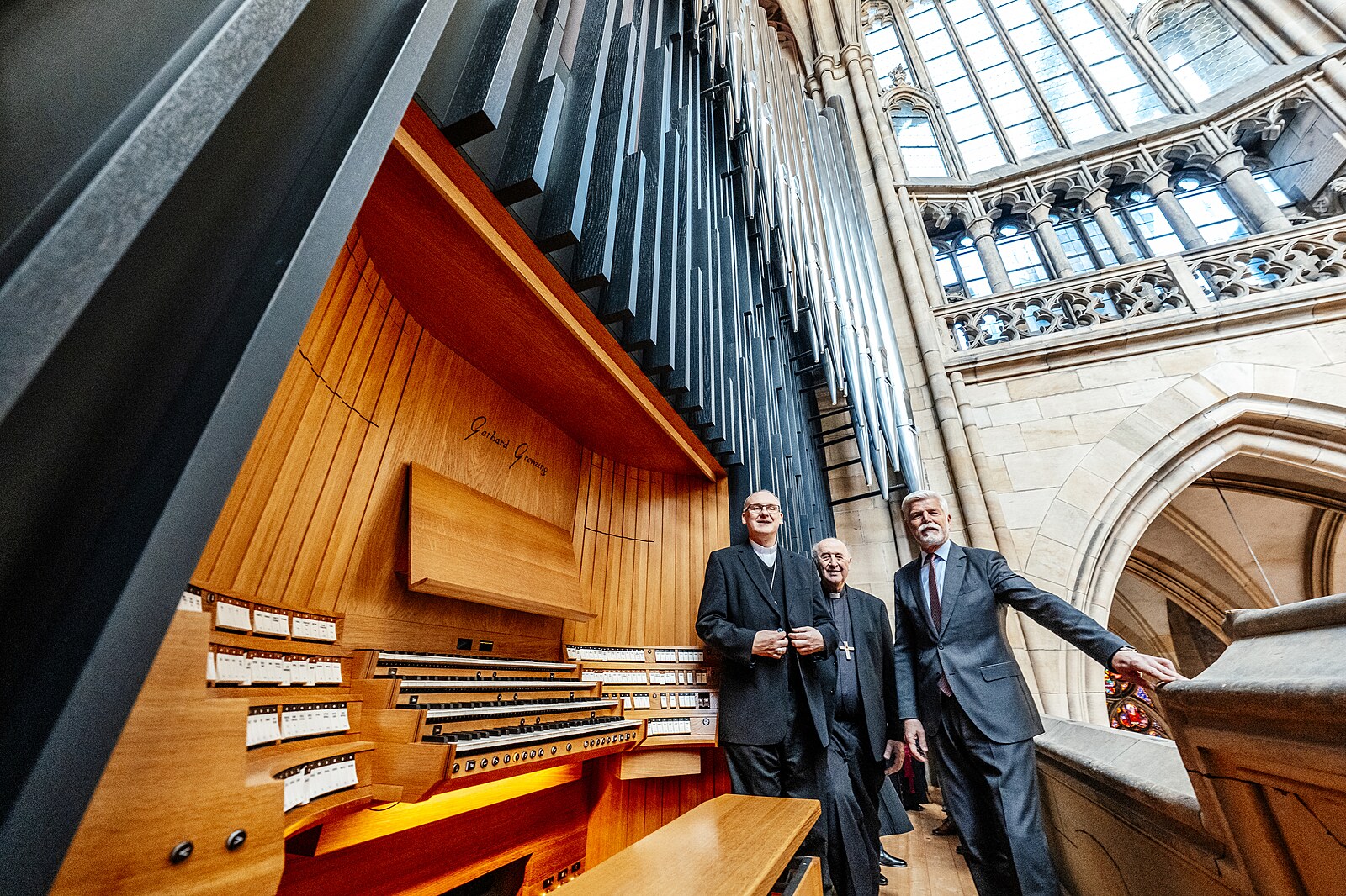 Pavel si prohlédl varhany. Ač jsem nepraktikující křesťan, znějí božsky, uvedl