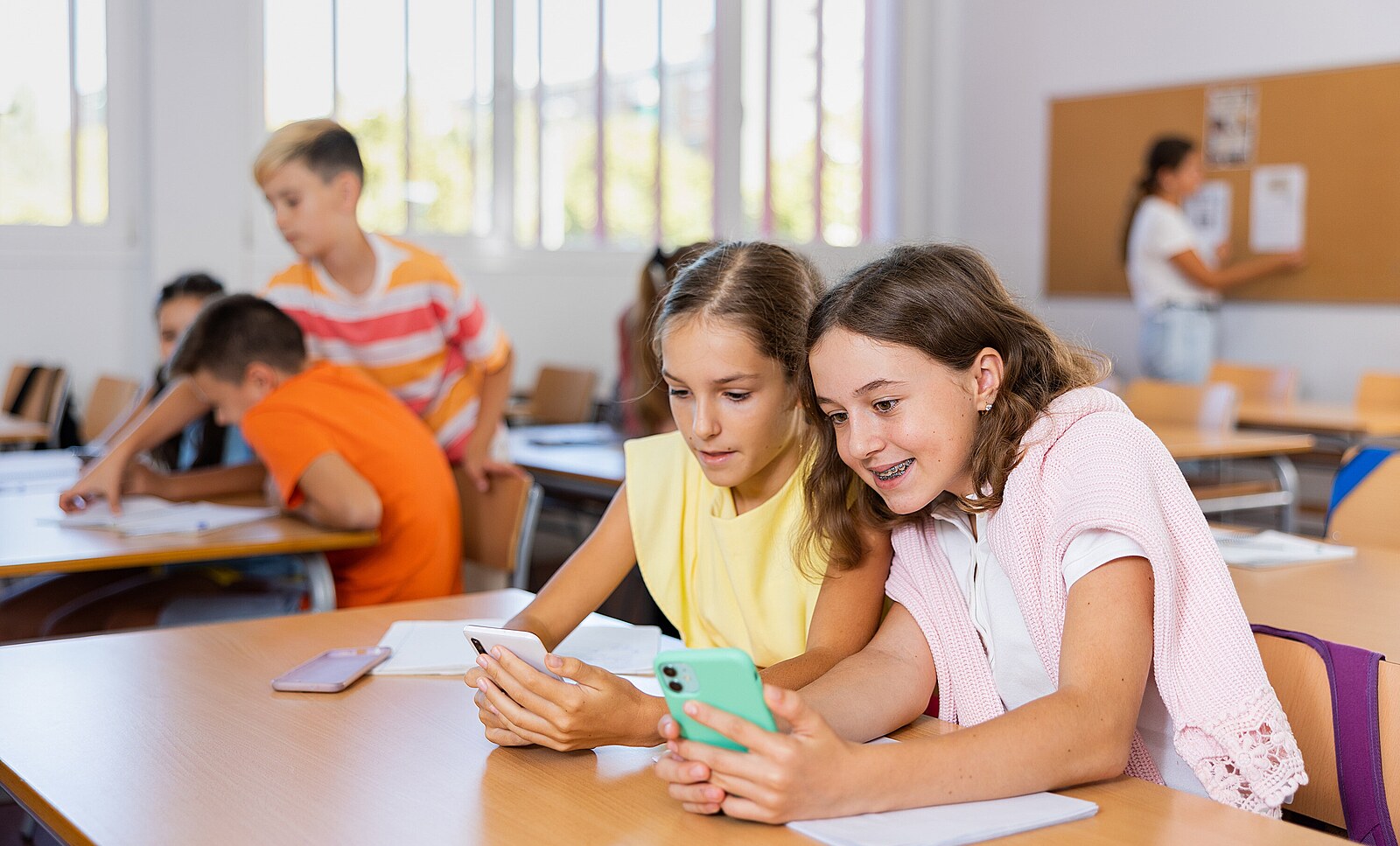 Anglie zakazuje mobily ve školách. Řešení, nebo jen falešná naděje?