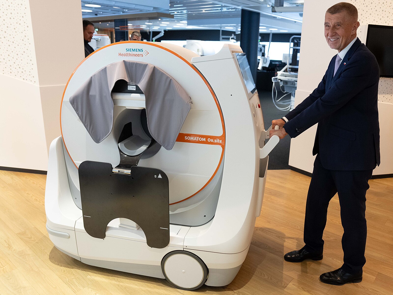 Babiš v Německu zkoumal přístroje na CT. Mluvil i o vztahu k Číně