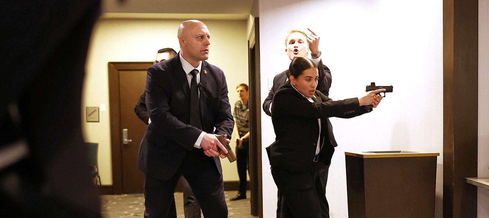 Tajná služba evakuovala Trumpa z galavečeře, na místě zadržela střelce