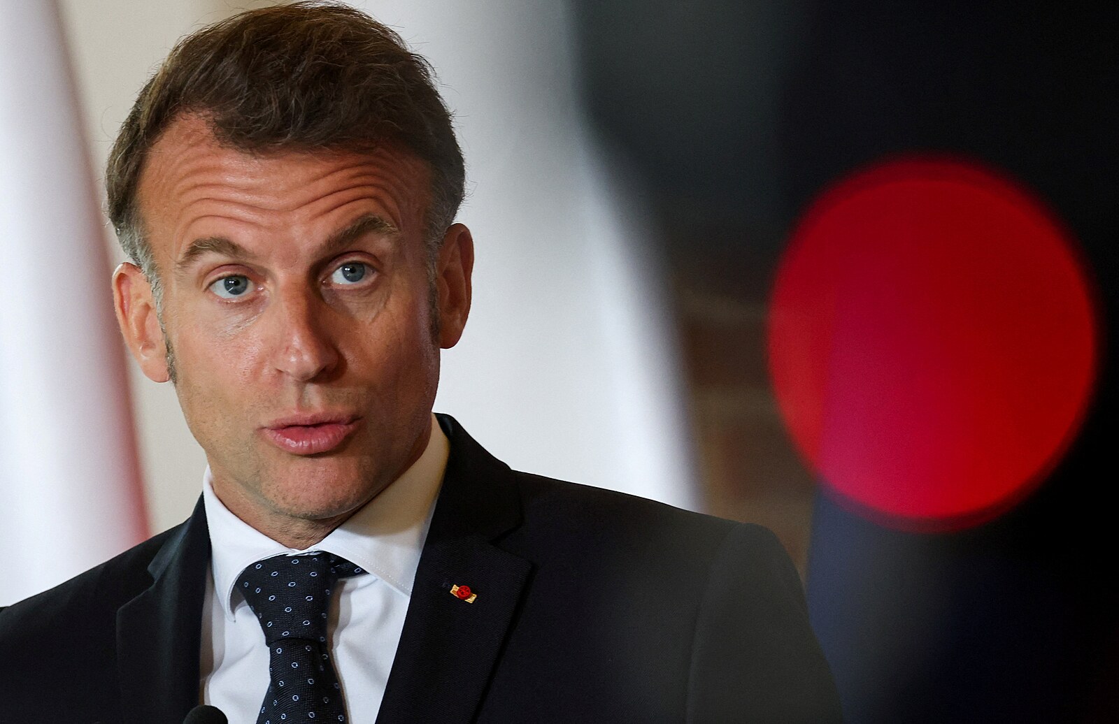 Francie by se mohla stát terčem útoku podobného tomu v Lipsku, varuje Macron
