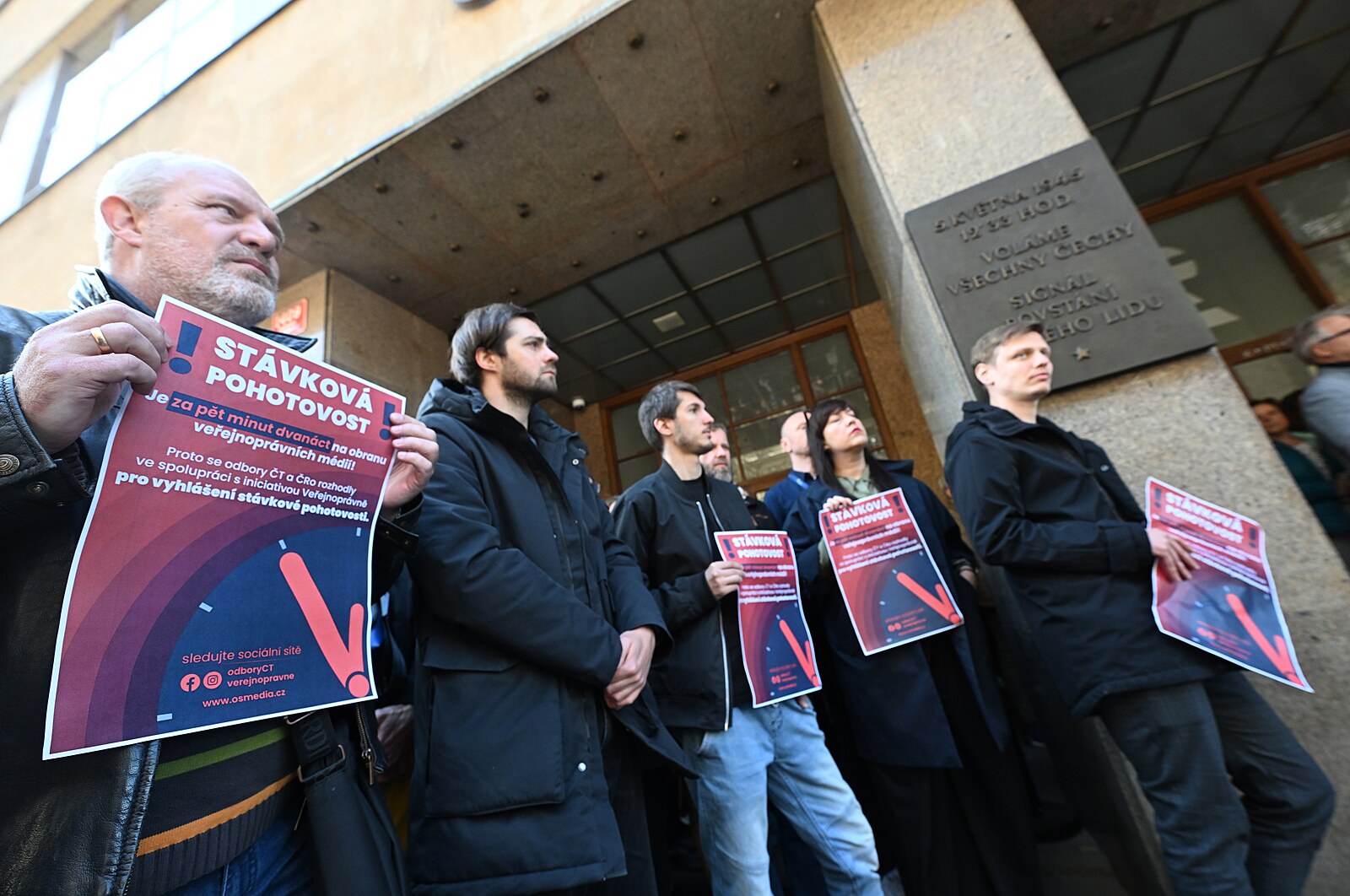 Stávkovou pohotovost vyhlásila i televize. ČT nedáme, skandovali pracovníci