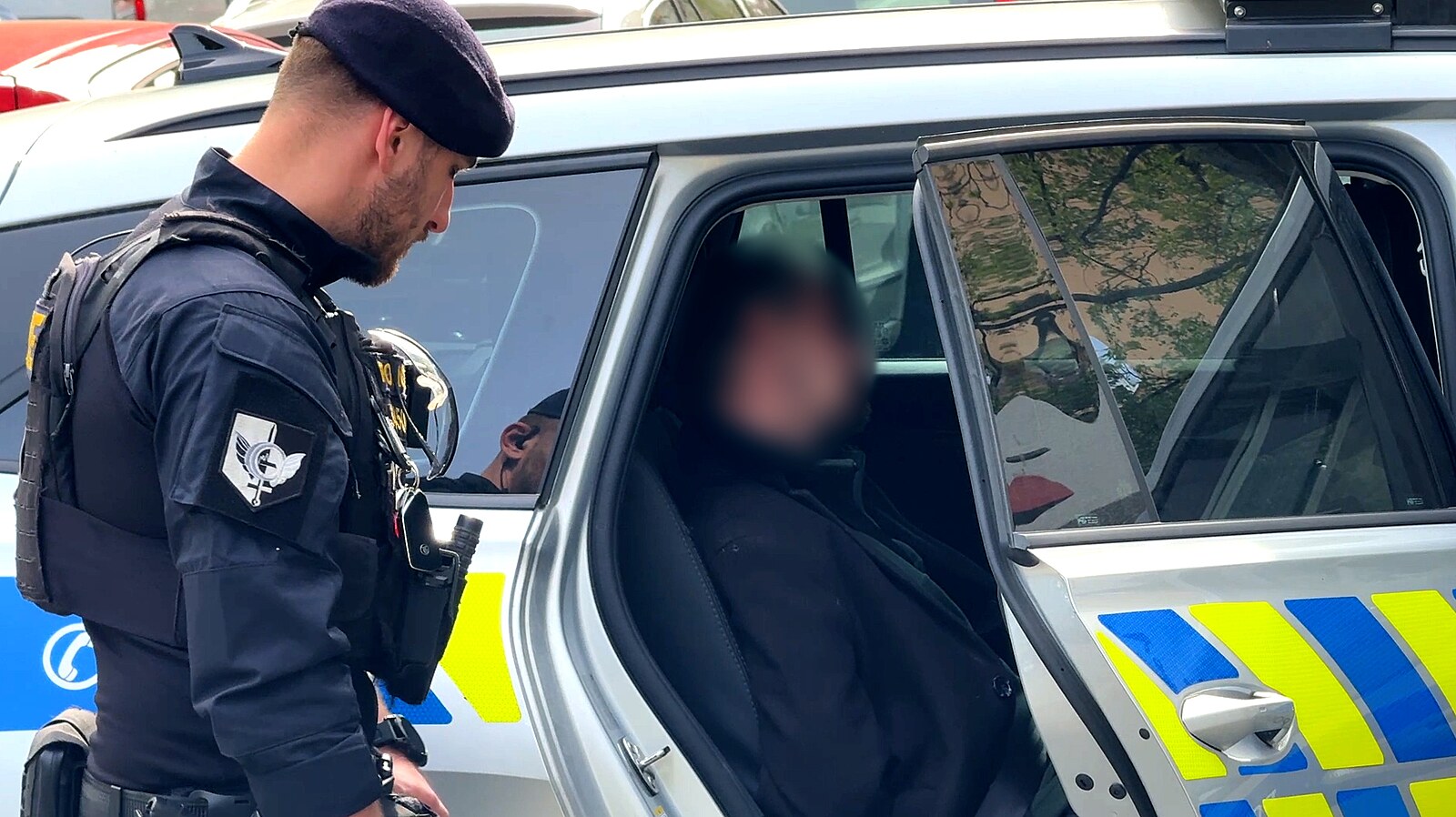 Na Žižkově zazněly dva výstřely. Z okna domu střílel silně opilý muž