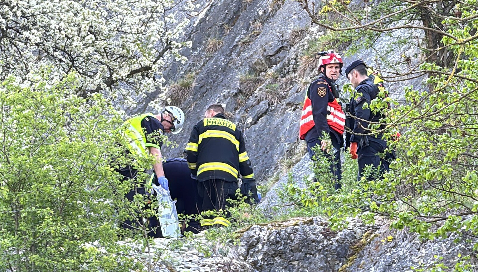Mladík se zřítil z Branických skal, záchranáři mu už nedokázali pomoct